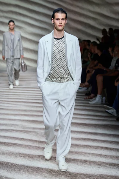 Look 3